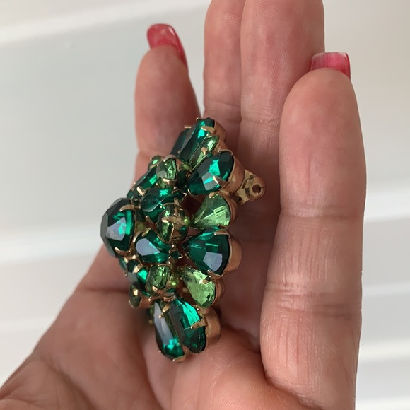 Vintage Gold-tone Green Rhinestone Domed Brooch - Picture 13 of 17